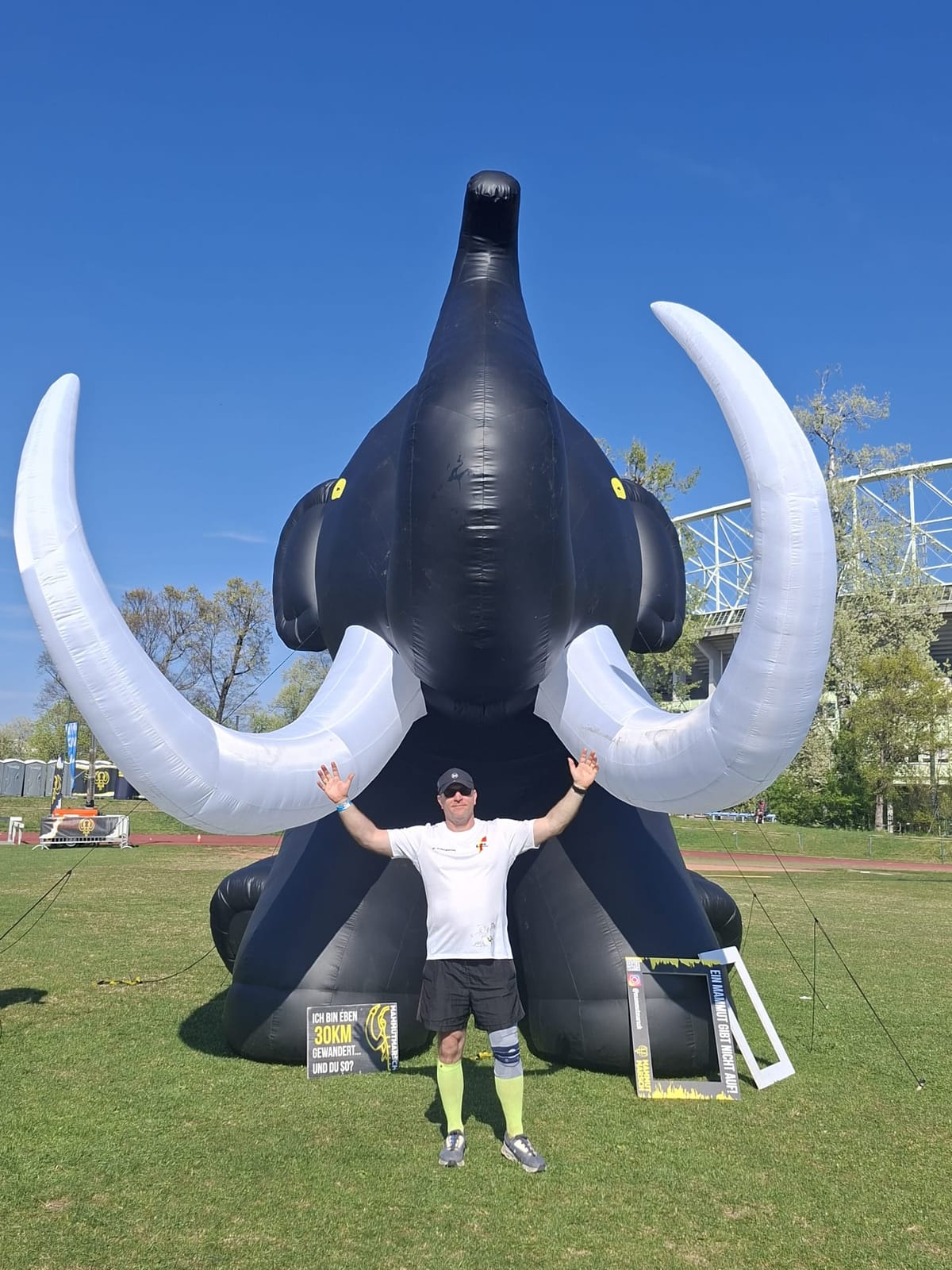 LMB-Athleten meistern Mammutmarsch in Wien mit Ausdauer und Willenskraft